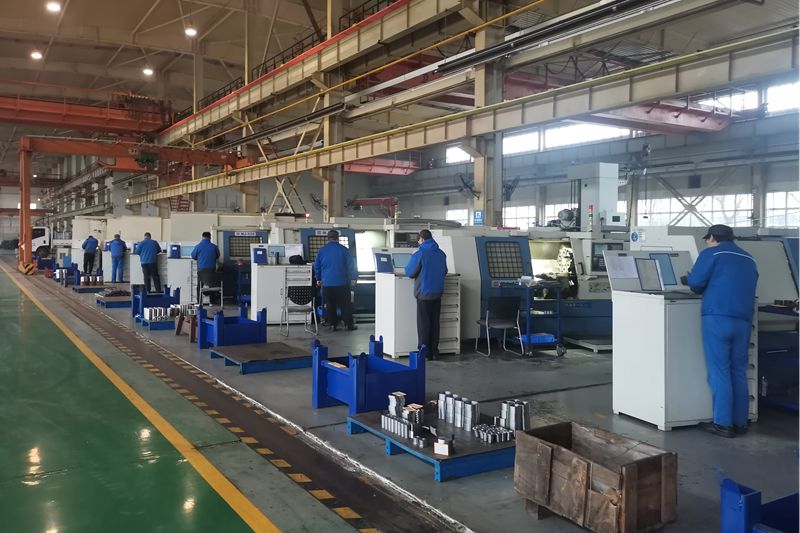 3、機(jī)加工車間數(shù)控車床班組全體員工早早進(jìn)入工作狀態(tài).jpg